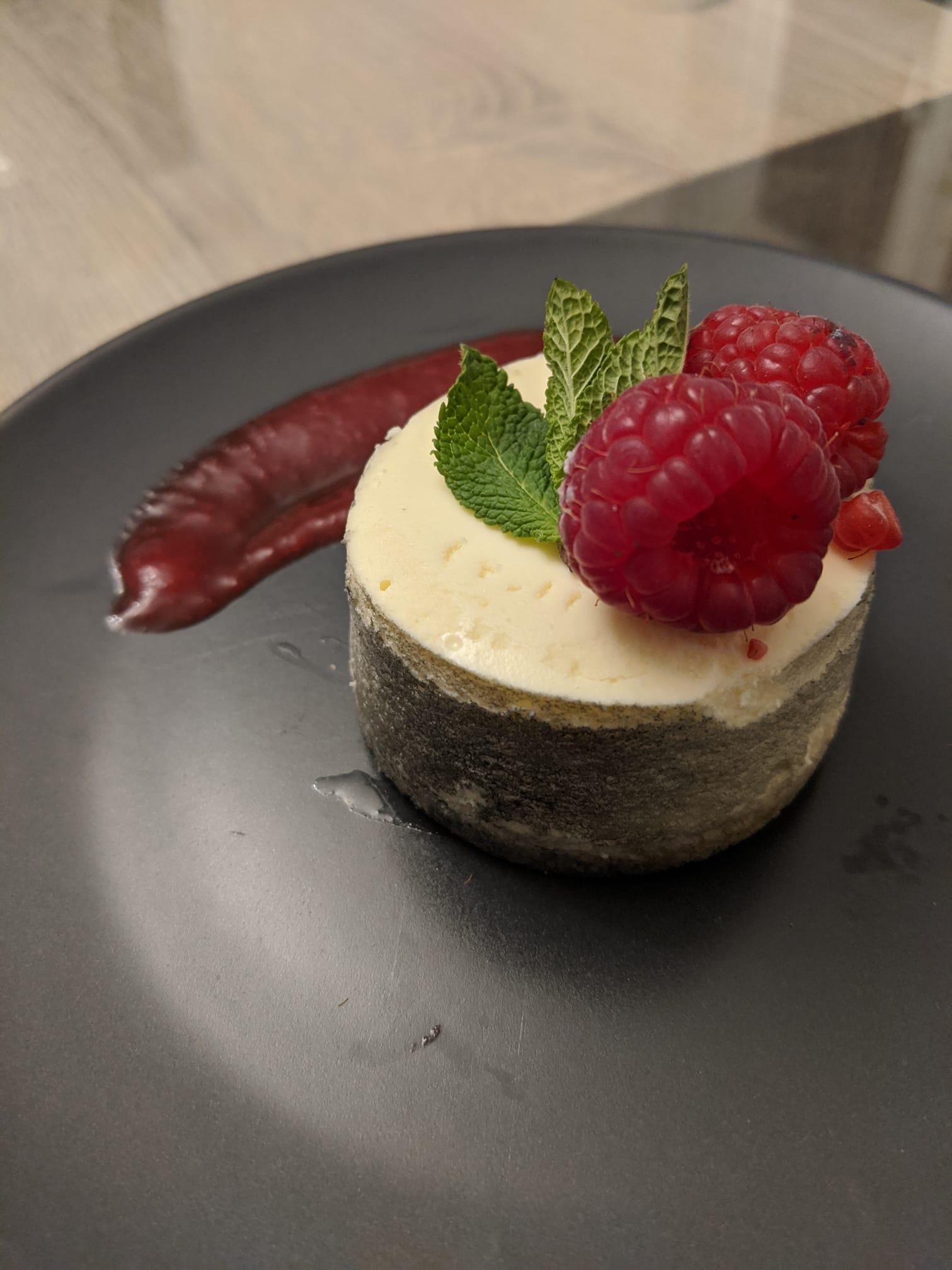 Mini cheesecake with raspberries